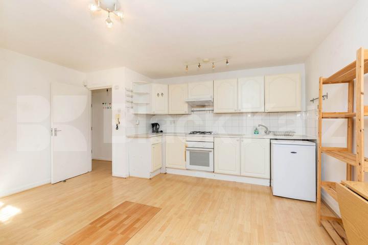 Large and spacious studio with fully integrated kitchen and large bathroom. Beacon Hill, Hillmarton Conservation Area 